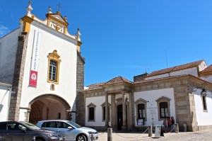 The Church of Lóios is right next door to our Pousada.  The front porch of the hotel dates back to the original convent of 1485 and is one of the few sections left intact after the great earthquake of 1755.