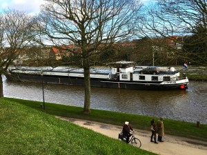 Check out the family car perched atop the houseboat section of the barge. Some even came equipped with landscaped patio gardens.