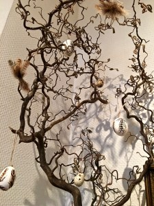 I didn't have a chance to collect birch branches, so my leftover Trolhassel (Witch Hazel) from Christmas had to make do. Note the tufts of guinea feathers plus specked quail and decoupaged eggs. I've become just so darned crafty!