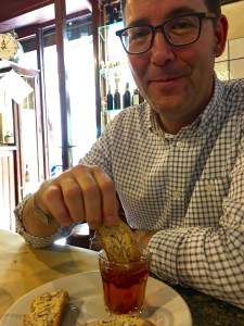 Matthew spends a few moments soaking in Florence's mellow vibe ... and marinating his "cantucci" (crunchy almond cookies) in his "vin santo" (holy wine). It's a Florentine after-dinner custom.