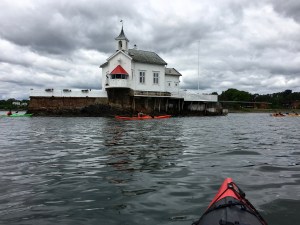 I took this photo during our kayak trip this summer, when I got a better view of the lighthouse's beacon. The original lantern (no longer working) sits beneath the red roof and has a white light with a focal plane of 6 m (20 ft). Today, modern lights flash white, red or green, depending on the direction, and blink on and off three times every eight seconds.